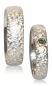 Preview: Eheringe aus Silber mit strukturierter Oberfläche und Brillant - blau behandelt in Gold gefasst