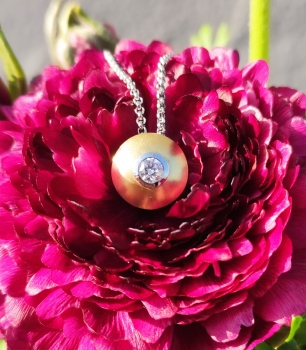 Anhänger aus Gold mit Platin und Brillant an einer Weißgoldkette