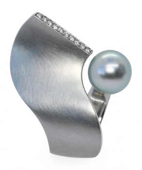 Ring aus der Kollektion "Queen of Wave" aus Platin mit Brillanten