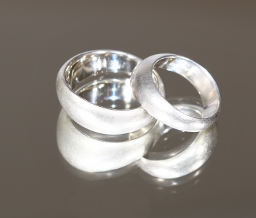 Handgefertigte Eheringe in Silber, individuelle Materialstärke