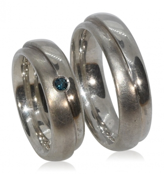 Individuelle Eheringe "HALB & HALB" aus Silber mit Brillant-blau