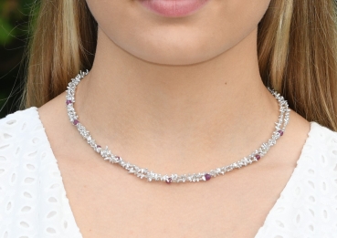 Kette aus Akoya-Keshi-Perlen mit facettierten Rubinen und Magnetschließe