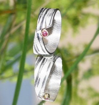 Ring aus Silber-Palladium mit Roségold und pinkfarbenem Brillant
