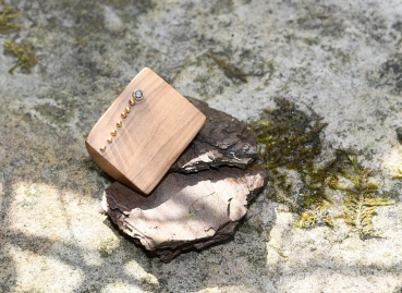 Ring aus Holz mit Roségold und Diamant