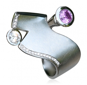 Ring aus der Kollektion "Queen of Wave" aus Platin mit Brillanten und pinkfarbenem Saphir