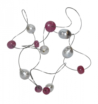 Armschmuck aus Stahl mit Rubinen und Tahitiperlen