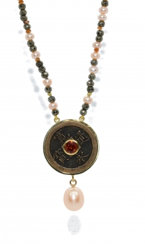 Collier "Talisman Fire" aus einer japanischen Münze, Spessartin Granat, Roségold, Süßwasserperlen, Pyrit und Citrin