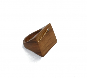 Ring aus Holz mit Roségold und Diamant