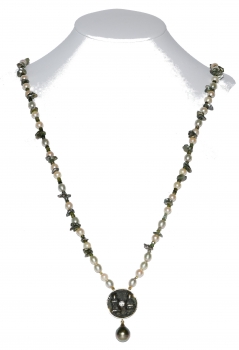 Collier "Talisman Green Spirit" aus einer chinesischen Münze, Brillanten, Gelbgold, Tahitiperle, Süßwasserperlen und Turmalin