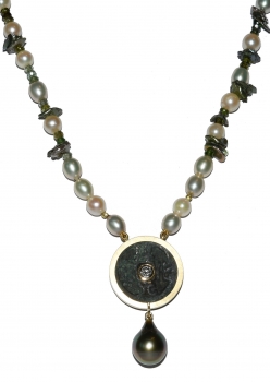 Collier "Talisman Green Spirit" aus einer chinesischen Münze, Brillanten, Gelbgold, Tahitiperle, Süßwasserperlen und Turmalin