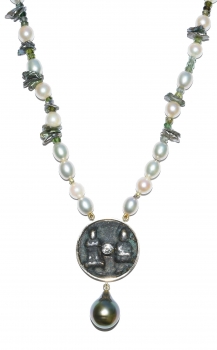 Collier "Talisman Green Spirit" aus einer chinesischen Münze, Brillanten, Gelbgold, Tahitiperle, Süßwasserperlen und Turmalin