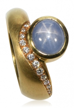 Ring aus Gelbgold mit Sternsaphir und Brillanten