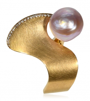 Ring aus der Kollektion "Queen of Wave" aus Roségold mit Brillanten und Kasumigauraperle
