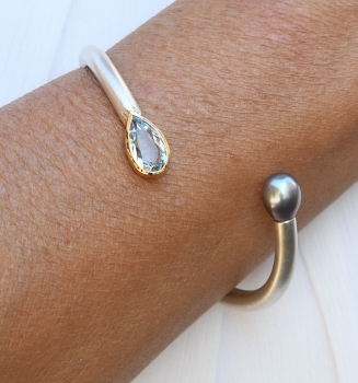 Armreif aus Silber und Gelbgold mit einem Aquamarin und einer Tahitiperle