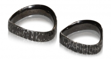 Eheringe "UNENDLICHE ACHT" aus Silber -schwarz rhodiniert- mit Struktur