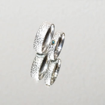 Eheringe aus Silber mit strukturierter Oberfläche und Brillant - blau behandelt in Gold gefasst