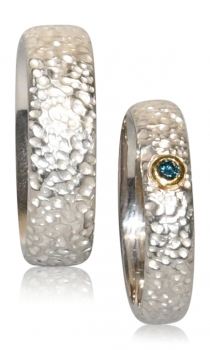 Eheringe aus Silber mit strukturierter Oberfläche und Brillant - blau behandelt in Gold gefasst