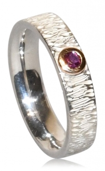 Ring aus Silber mit Strukturoberfläche, Rotgold und Rubin
