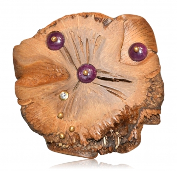 Ring aus Holz mit Rubinen, Brillant und Gold