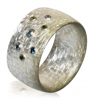 Ring aus Silbertec mit grün- und blaufarbenen Brillanten in Silber