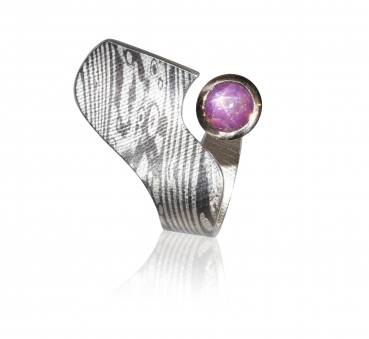Ring aus Silber-Palladium mit Sternrubin in Roségold