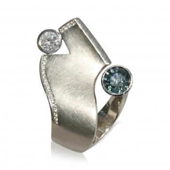 Ring aus der Kollektion "Queen of Wave" aus Platin mit Brillanten und pinkfarbenem Saphir