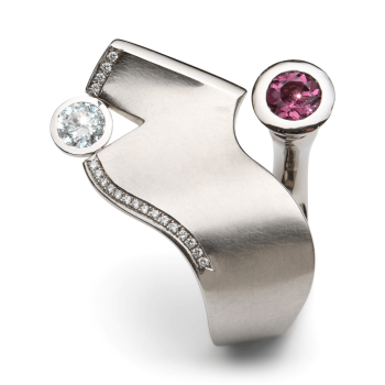 Ring aus der Kollektion "Queen of Wave" aus Platin mit Brillanten und pinkfarbenem Saphir