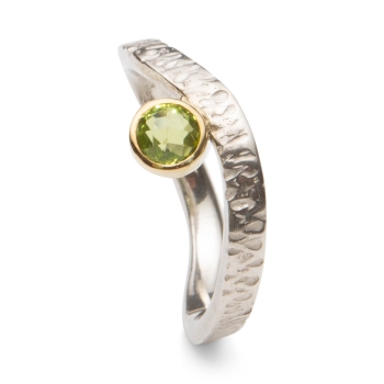 Ring aus Silber mit Peridot und Gelbgold
