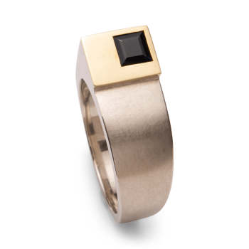 Asymmetrischer Herrenring aus Silber, Gelbgold und einem Saphir