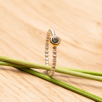 Kugelring aus Silber mit grünem Saphir