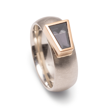 Ring aus Silber mit Turmalin in Gold gefasst