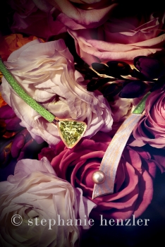 Collier "Green Starlet" aus Roségold, Platin, und Rochenleder