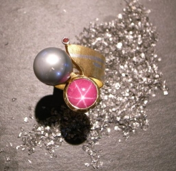 Ring aus Gold mit Platin, Sternrubin, Tahitiperle und Brillant
