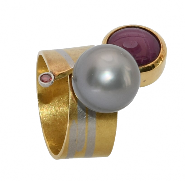 Ring aus Gold mit Platin, Sternrubin, Tahitiperle und Brillant