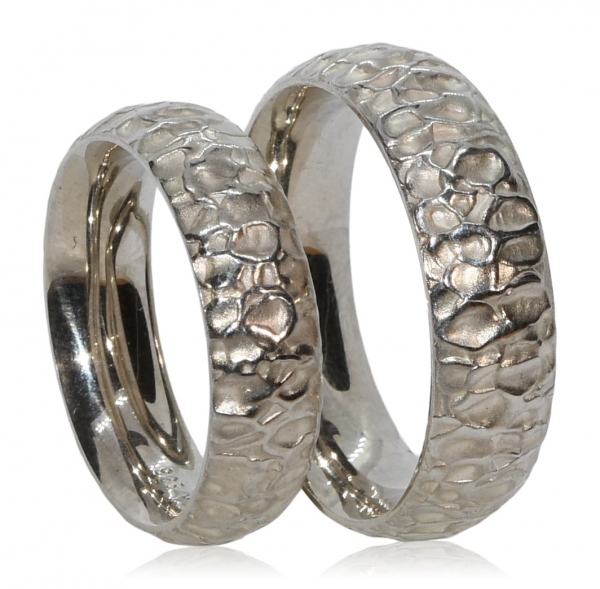 Handgefertigte Eheringe aus Silber mit individuellem Oberflächenmuster