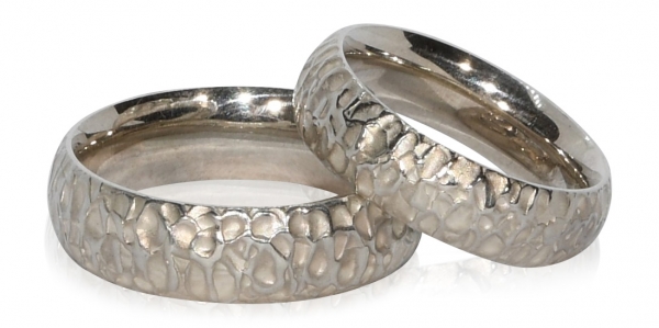 Handgefertigte Eheringe aus Silber mit individuellem Oberflächenmuster