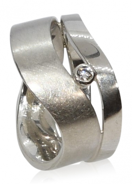 Ring aus Silber mit Brillant