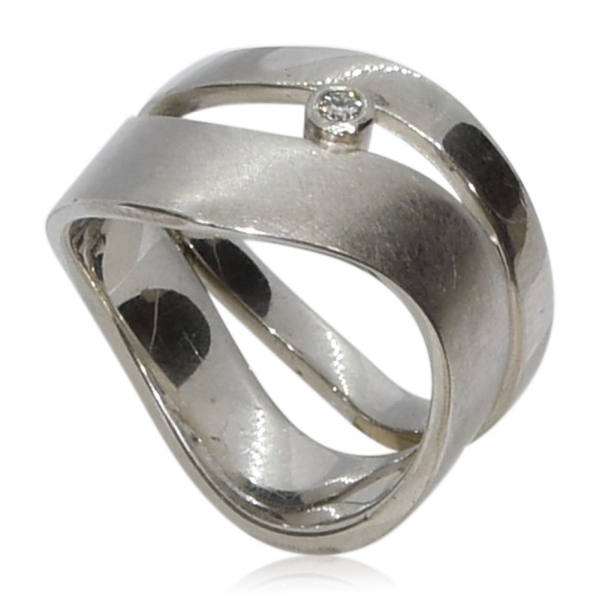 Ring aus Silber mit Brillant