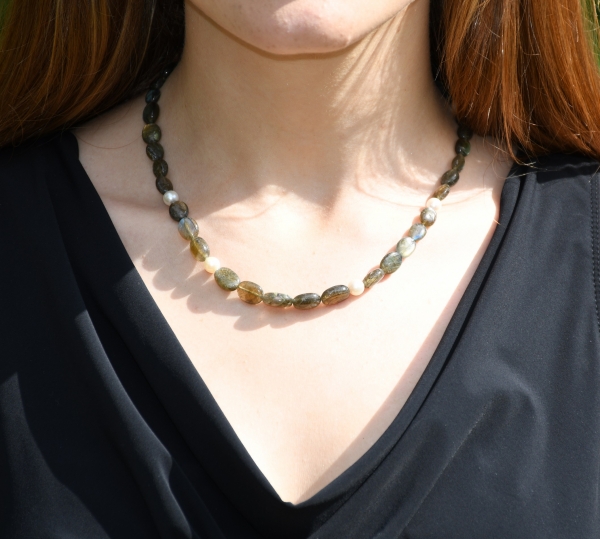 Labradoritkette mit Akoyaperlen und Magnetschließe