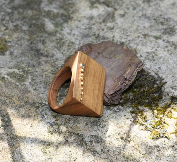 Ring aus Holz mit Roségold und Diamant