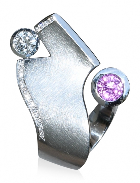 Ring aus der Kollektion "Queen of Wave" aus Platin mit Brillanten und pinkfarbenem Saphir