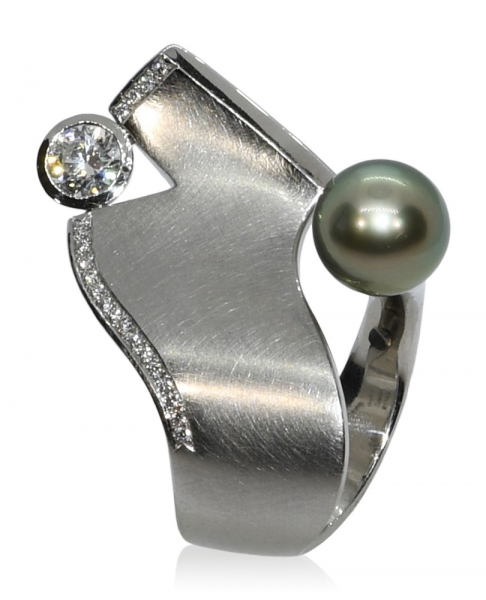 Ring aus der Kollektion "Queen of Wave" aus Platin mit Brillanten und pinkfarbenem Saphir