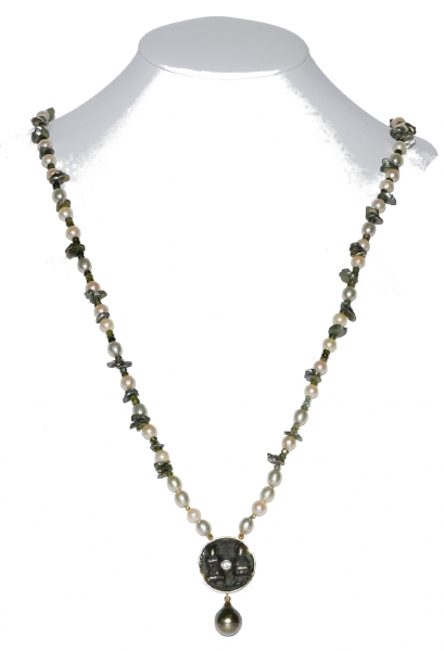 Collier "Talisman Green Spirit" aus einer chinesischen Münze, Brillanten, Gelbgold, Tahitiperle, Süßwasserperlen und Turmalin