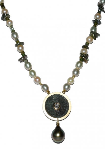 Collier "Talisman Green Spirit" aus einer chinesischen Münze, Brillanten, Gelbgold, Tahitiperle, Süßwasserperlen und Turmalin