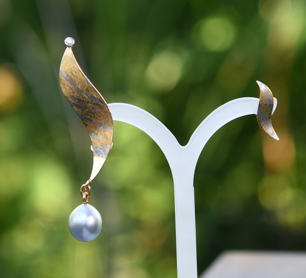 Asymmetrische Ohrringe aus Gelbgold mit Platin, Tahitiperlen und Brillanten