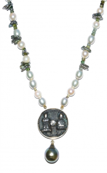 Collier "Talisman Green Spirit" aus einer chinesischen Münze, Brillanten, Gelbgold, Tahitiperle, Süßwasserperlen und Turmalin