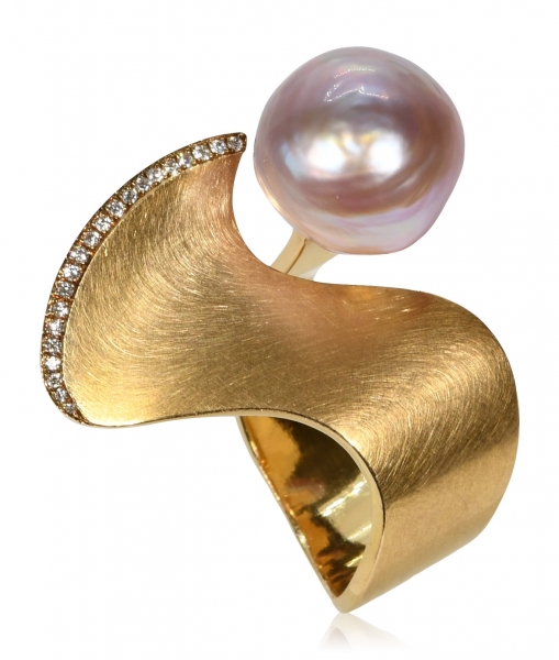 Ring aus der Kollektion "Queen of Wave" aus Roségold mit Brillanten und Kasumigauraperle