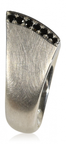 Ring aus Silber mit Brillanten schwarz-behandelt