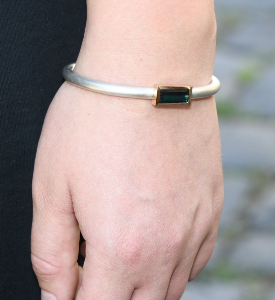 Armreif aus Silber und Roségold mit Turmalin