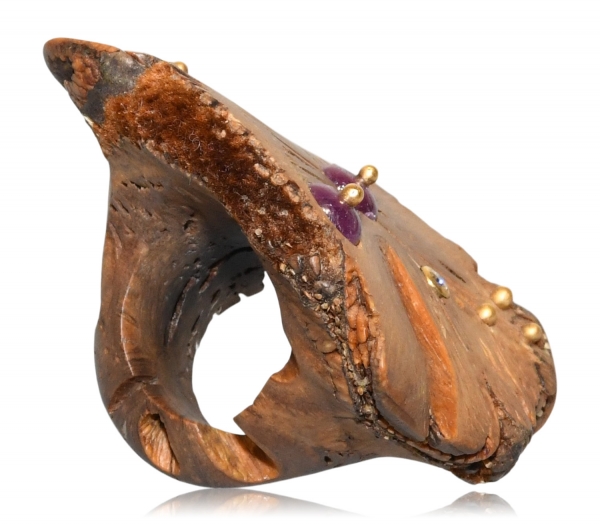 Ring aus Holz mit Rubinen, Brillant und Gold